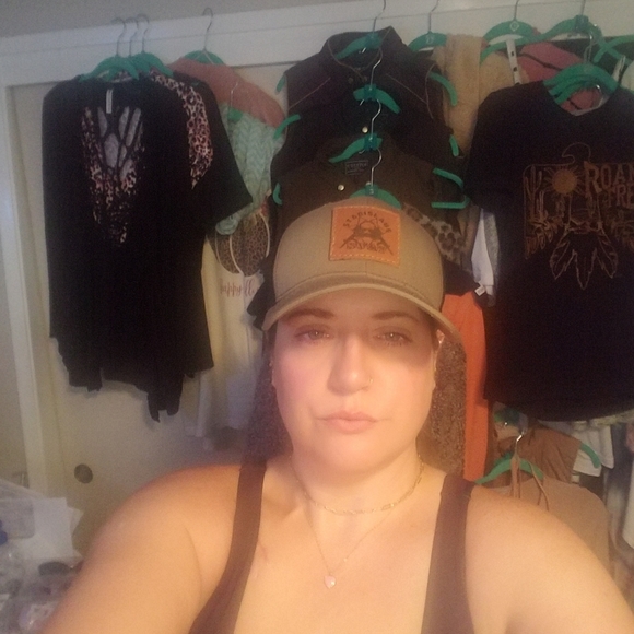 Meet your Posher, Jenn Please take a 👀 - Picture 4 of 9